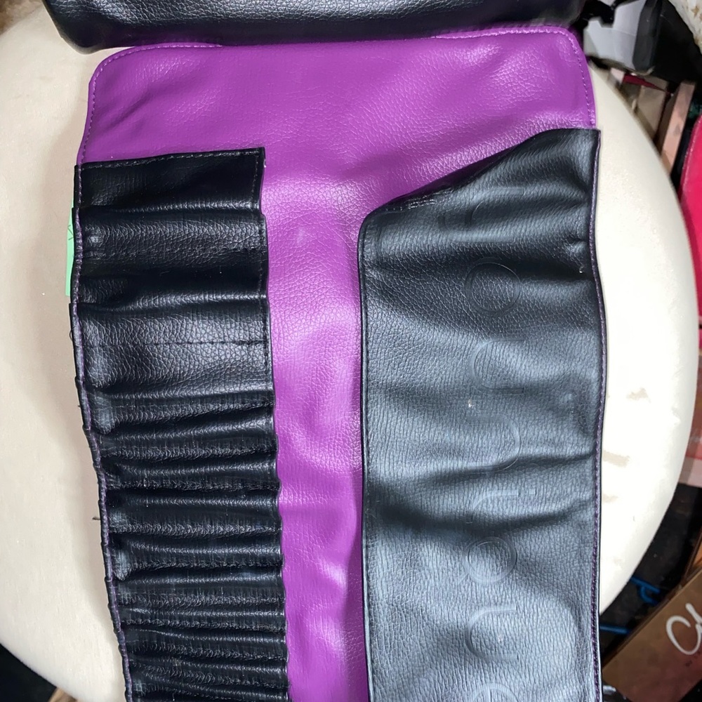Younique brush roll